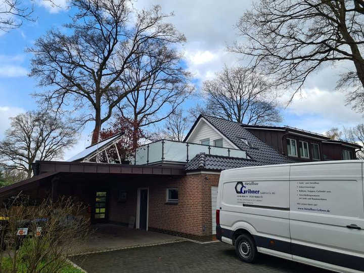 Balkongeländer<br>Balkongeländer, Stahlrahmen mit Glasfüllung