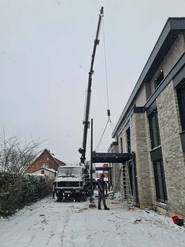 Balkone mit Glasfüllung<br>Balkone pulverbeschichtete Stahlkonstruktion Geländer mit Glasfüllung.