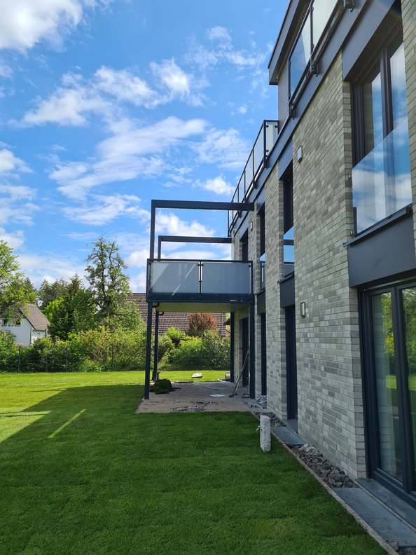 Balkone mit Glasfüllung<br>Balkone pulverbeschichtete Stahlkonstruktion Geländer mit Glasfüllung.