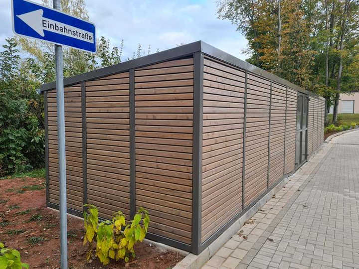 Mülltonnen Einhausung<br>Mülltonnen Einhausung 13m x 3 m x 2,4 m pulverbeschichtete Stahlkonstruktion mit einer Rhombus Füllung