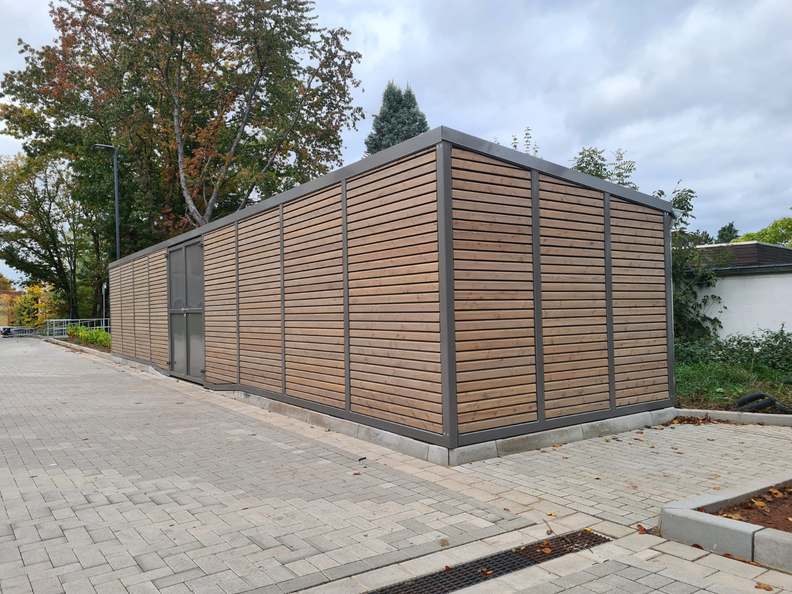 Mülltonnen Einhausung<br>Mülltonnen Einhausung 13m x 3 m x 2,4 m pulverbeschichtete Stahlkonstruktion mit einer Rhombus Füllung