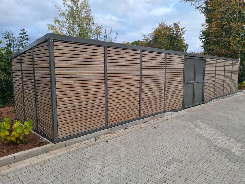 Mülltonnen Einhausung<br>Mülltonnen Einhausung 13m x 3 m x 2,4 m pulverbeschichtete Stahlkonstruktion mit einer Rhombus Füllung